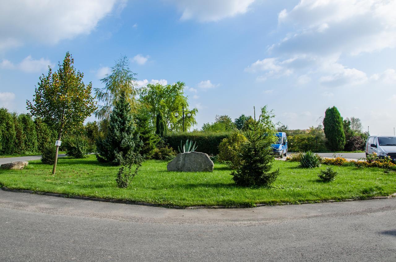 Hotel U Jezera Velky Osek Buitenkant foto