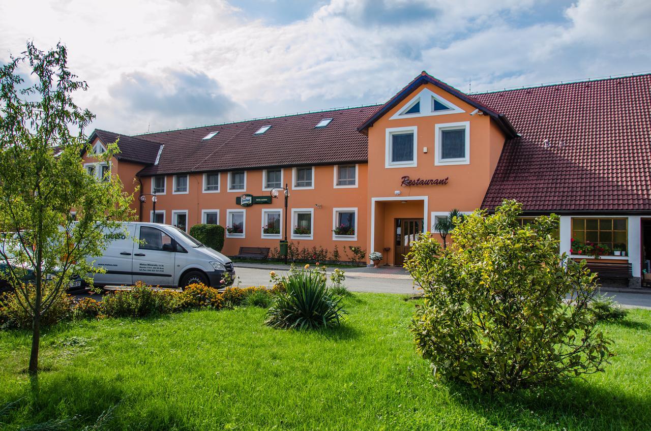 Hotel U Jezera Velky Osek Buitenkant foto