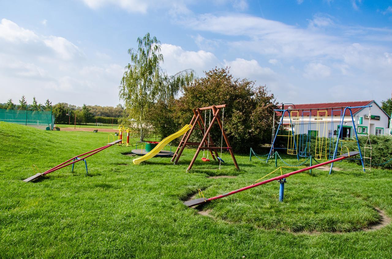 Hotel U Jezera Velky Osek Buitenkant foto