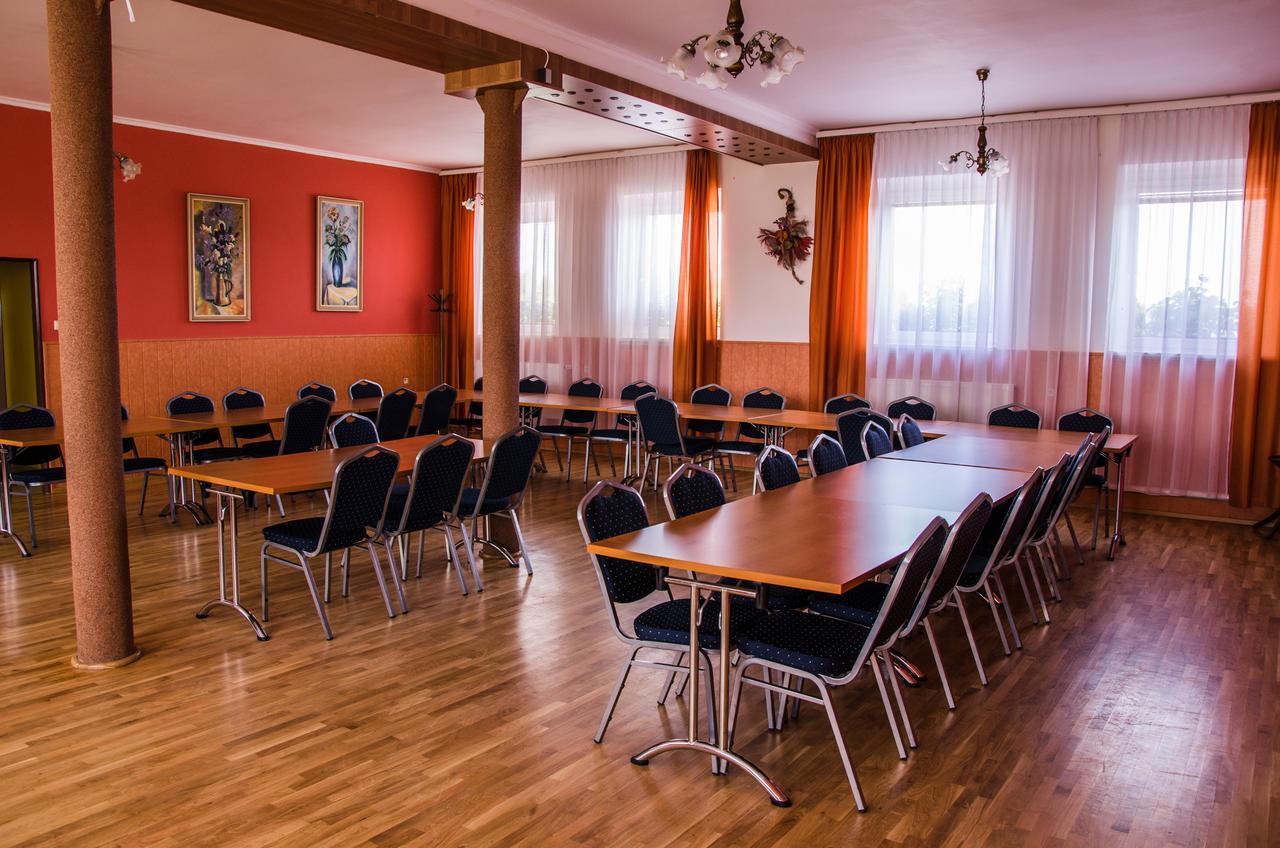 Hotel U Jezera Velky Osek Buitenkant foto