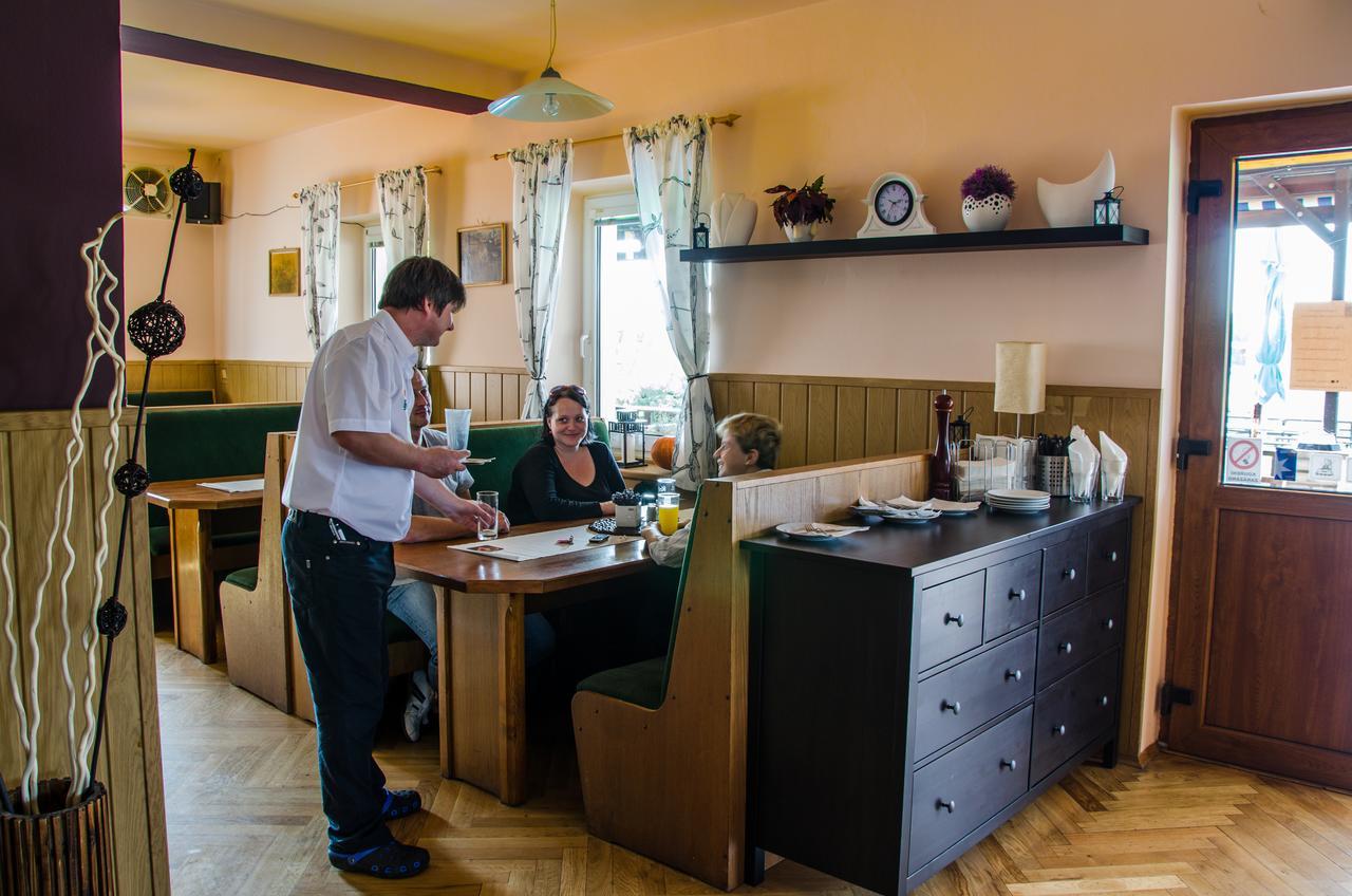 Hotel U Jezera Velky Osek Buitenkant foto