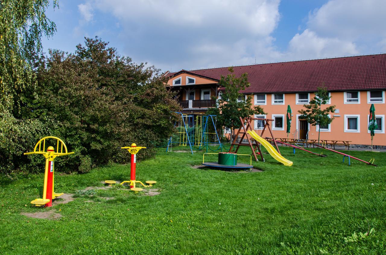 Hotel U Jezera Velky Osek Buitenkant foto