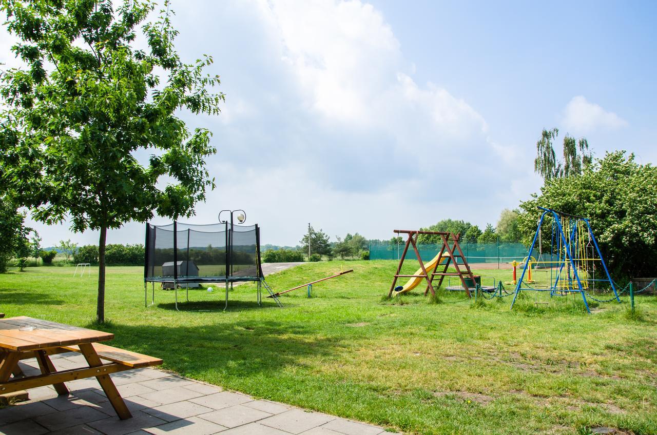 Hotel U Jezera Velky Osek Buitenkant foto